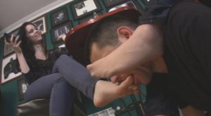 2个女王平底鞋折磨男奴