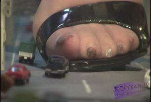 日本GTS 身长270M女巨人踩吃小人，破坏城市