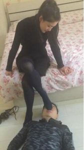 流氓大叔出狱后找报道女记者报复反被踢废惩治