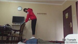 机场会所领班美女的白板鞋践踏玩弄