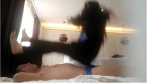 双女主超狠跳踩飞坐