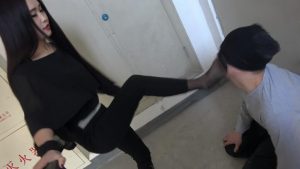 楼道狂扇两贱m耳光