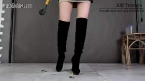 高贵皮草高挑美女大长靴踩爆多汁虫子