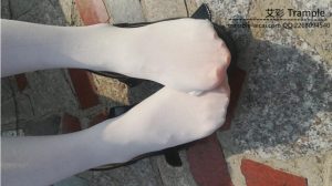 芷君公主鞋踩蝎子蜘蛛和面包虫