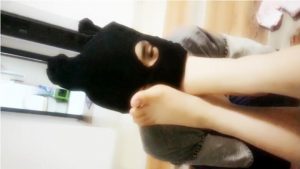 爆踹进家里偷到的小偷