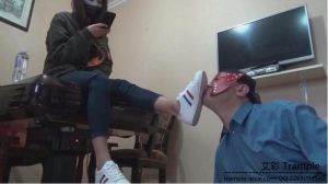 美女教练的休闲式运动—小白鞋践踏玩耍