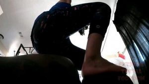 暴力美女爆踩黑人小哥，踢踩踹格斗动作