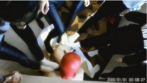 不良少女圈踢套头猥琐男