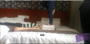 初中妹妹踩踏高中哥哥