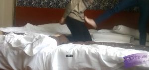 初中妹妹踩踏高中哥哥