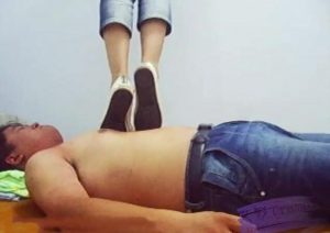 女友帆布鞋踩踏（已修复）