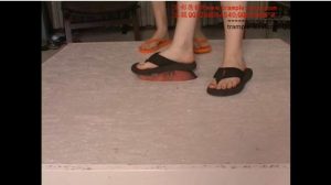 女主踩人脸地板