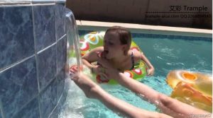 推荐！女主人泳池调教母狗舔脚喝洗脚水