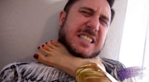 推荐！性感美女狂揍调教贱男