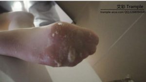 瑶瑶学生主第一视角肉丝踩踏语言羞辱