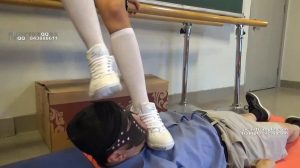 大学将毕业高个美女性感装在练功房里的特别运动