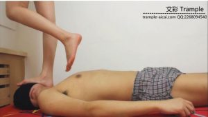 按摩院说服技师踩踏自己