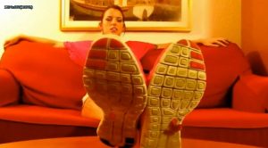 运动鞋臭棉袜恶心的脚底