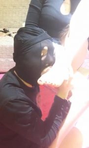 舔舐主人的玉足高跟鞋底很仔细