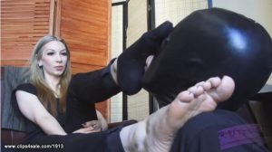 新片推荐！超清 性感金发女神调教脚奴跪舔运动鞋高跟鞋和原味棉袜美足