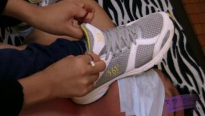 强烈汗渍白袜运动鞋踩踏羞辱