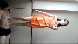 唯美女生全体重踩踏哥哥的裆部