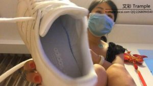 婧児小主S081 原味出售中 老师的臭棉袜POV 感受运动完老师鞋子里屈辱的味道