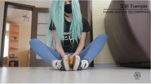 国外二次元女生vans帆布鞋袋子内踩蜗牛