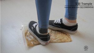 国外二次元女生vans帆布鞋袋子内踩蜗牛