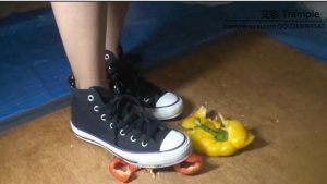 日本19岁高中生帆布鞋踩踏多种食物