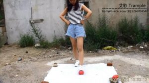 帆布鞋少女VS西红柿