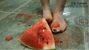 帆布鞋少女VS西红柿