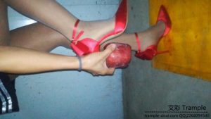 芷君高跟鞋踩苹果橙子