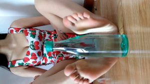 大胸肉丝裸足惩罚可恶的瓶子