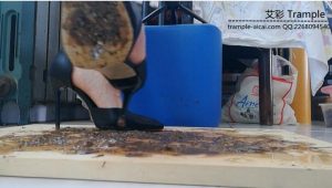 WHCS-YWNZ010 Crush paludina 踩死田螺！