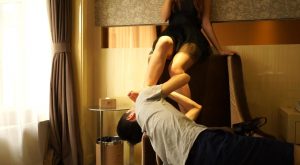 肉丝高跟鞋妹妹调教变态猥琐眼镜男