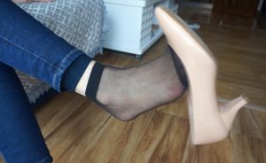 风骚老棒子位了钱出来拍恋足视频