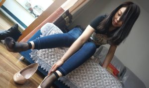 风骚老棒子位了钱出来拍恋足视频