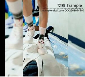 运动风少女，第一人称踩你（建议躺卧观看）