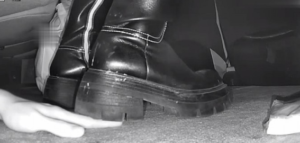 B668 - 无意识粗跟马丁长靴小姐姐踩手-97LZTD-35795