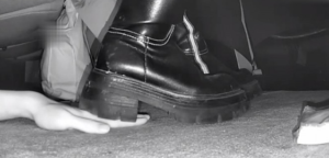 B668 - 无意识粗跟马丁长靴小姐姐踩手-97LZTD-35795