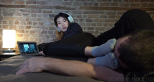 白人贱男闻舔华裔美女小刘的马丁靴超臭棉袜脚！味道超浓郁！-97LZTD-35878