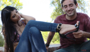 网上约来的纹身美女在院子里就忍不住拿起高跟凉鞋玉足美脚开吃-97LZTD-35879