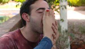 网上约来的纹身美女在院子里就忍不住拿起高跟凉鞋玉足美脚开吃-97LZTD-35879