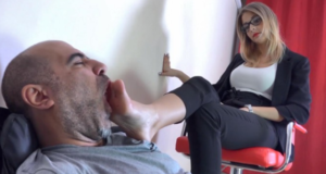 销售员被美女客户Rosalina欺负！踩在脚下舔脏鞋底闻舔原味臭汗脚-97LZTD-36036