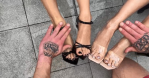 肌肉猛男沦为狗！跪舔拜金女臭脚喝洗脚水这么壮依然被女人欺负-97LZTD-36068