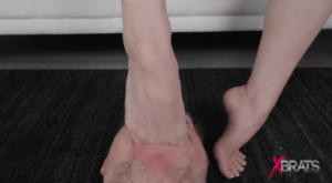 舌尖舔脚泥！特写舌尖伸进May女神的脚趾缝里细细舔她的脚泥！脚泥沾在舌尖上-97LZTD-36136