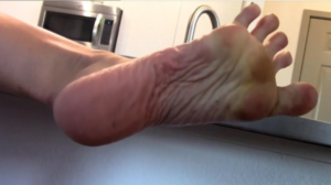 冷傲的Tangent女王边品美酒边让狗奴跪舔自己的脚汗 -97LZTD-36268