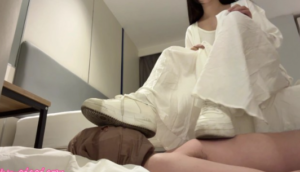 澳门荷官小姐姐回归全程语言羞辱脚奴伺候小白鞋白棉袜小汗脚-97LZTD-36319